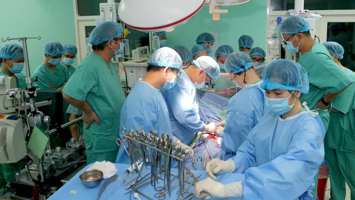 Bệnh viện Trung ương Huế ghép thành công 4 tạng xuyên Việt từ một người hiến - Ảnh 2. Bệnh viện Trung ương Huế ghép thành công 4 tạng xuyên Việt từ một người hiến - Ảnh 2.