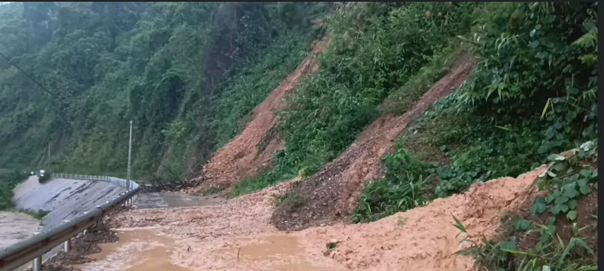 Mưa lớn gây ngập úng, sạt lở đất nghiêm trọng tại huyện Bạch Thông - Ảnh 1.