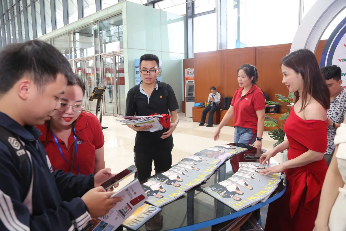 Gian trưng bày của VTV thu hút khán giả tại Hội Báo toàn quốc 2025 - Ảnh 3.