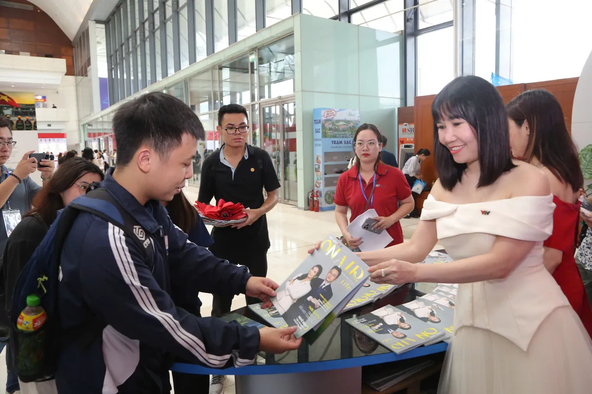Gian trưng bày của VTV thu hút khán giả tại Hội Báo toàn quốc 2025 - Ảnh 4.