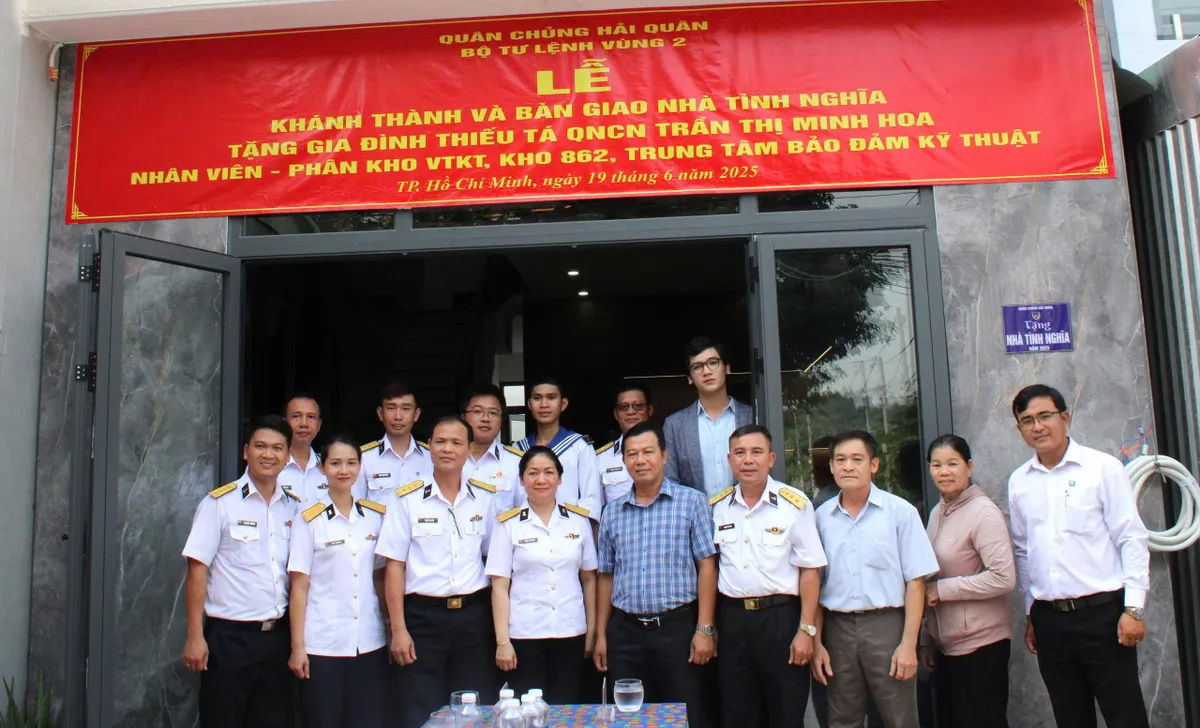 Hải quân trao Nhà tình nghĩa cho gia đình thân nhân liệt sĩ - Ảnh 1.