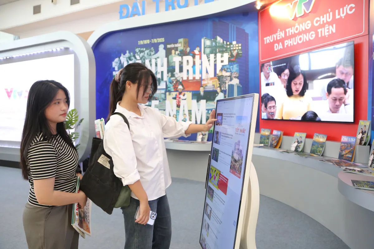 Gian trưng bày của VTV thu hút khán giả tại Hội Báo toàn quốc 2025 - Ảnh 2.
