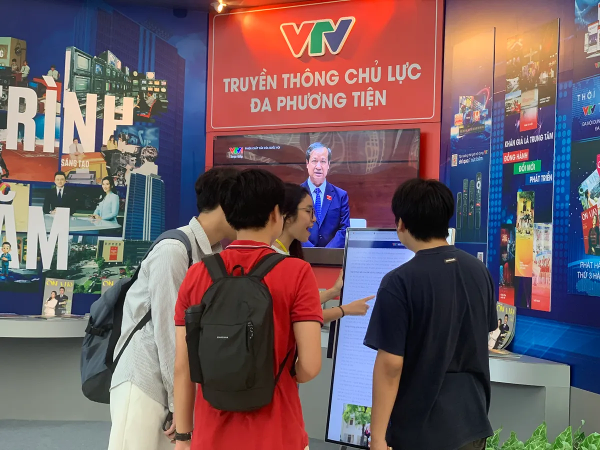 Gian trưng bày của VTV thu hút khán giả tại Hội Báo toàn quốc 2025 - Ảnh 8.