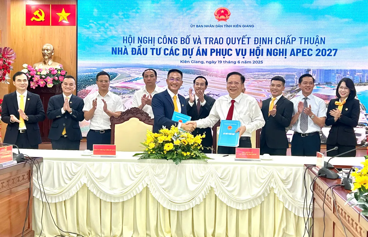 Kiên Giang trao quyết định đầu tư 3 dự án trọng điểm phục vụ APEC 2027 - Ảnh 1.