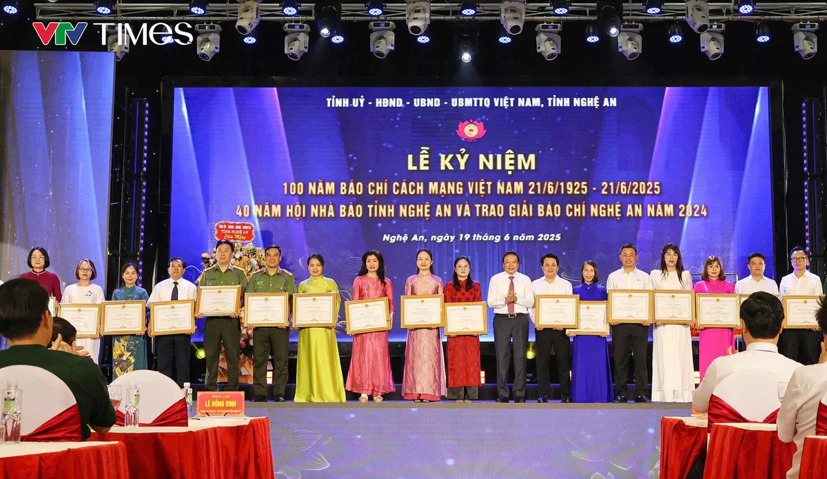 Trọng thể Lễ kỷ niệm 100 năm Ngày Báo chí Cách mạng Việt Nam, 40 năm Hội Nhà báo Nghệ An - Ảnh 2.