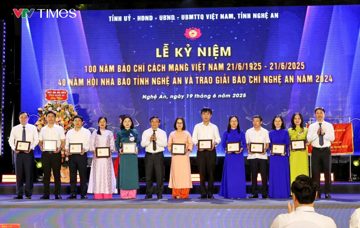 Trọng thể Lễ kỷ niệm 100 năm Ngày Báo chí Cách mạng Việt Nam, 40 năm Hội Nhà báo Nghệ An - Ảnh 4.