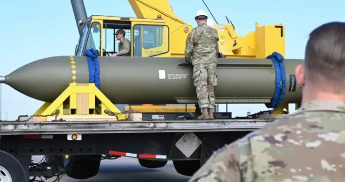 Mỹ c&oacute; thể sử dụng bom ph&aacute; boongke ở Iran- Ảnh 1.