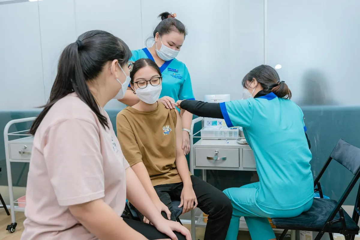 Tiêm vắc xin HPV từ 9 – 14 tuổi: Hành động nhỏ hôm nay, lá chắn vững chắc cho tương lai - Ảnh 1. Tiêm vắc xin HPV từ 9 – 14 tuổi: Hành động nhỏ hôm nay, lá chắn vững chắc cho tương lai - Ảnh 1.
