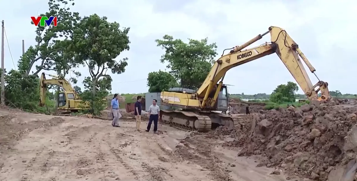 Múc đất bãi ven sông gây nguy cơ mất an toàn đê điều - Ảnh 1. Múc đất bãi ven sông gây nguy cơ mất an toàn đê điều - Ảnh 1.