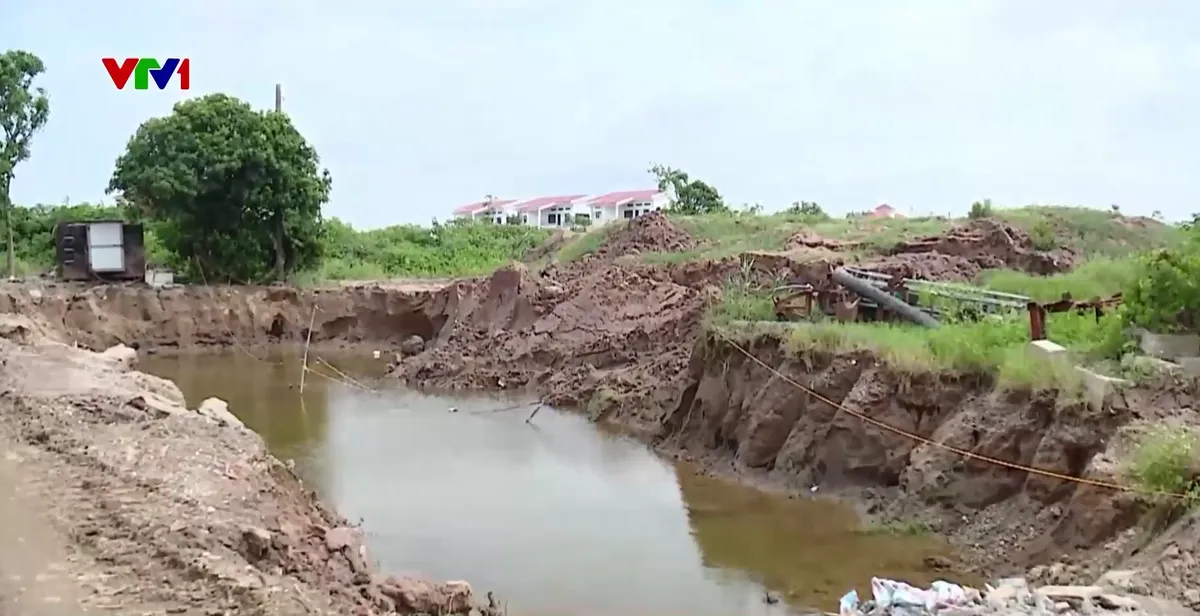 Múc đất bãi ven sông gây nguy cơ mất an toàn đê điều - Ảnh 3. Múc đất bãi ven sông gây nguy cơ mất an toàn đê điều - Ảnh 3.