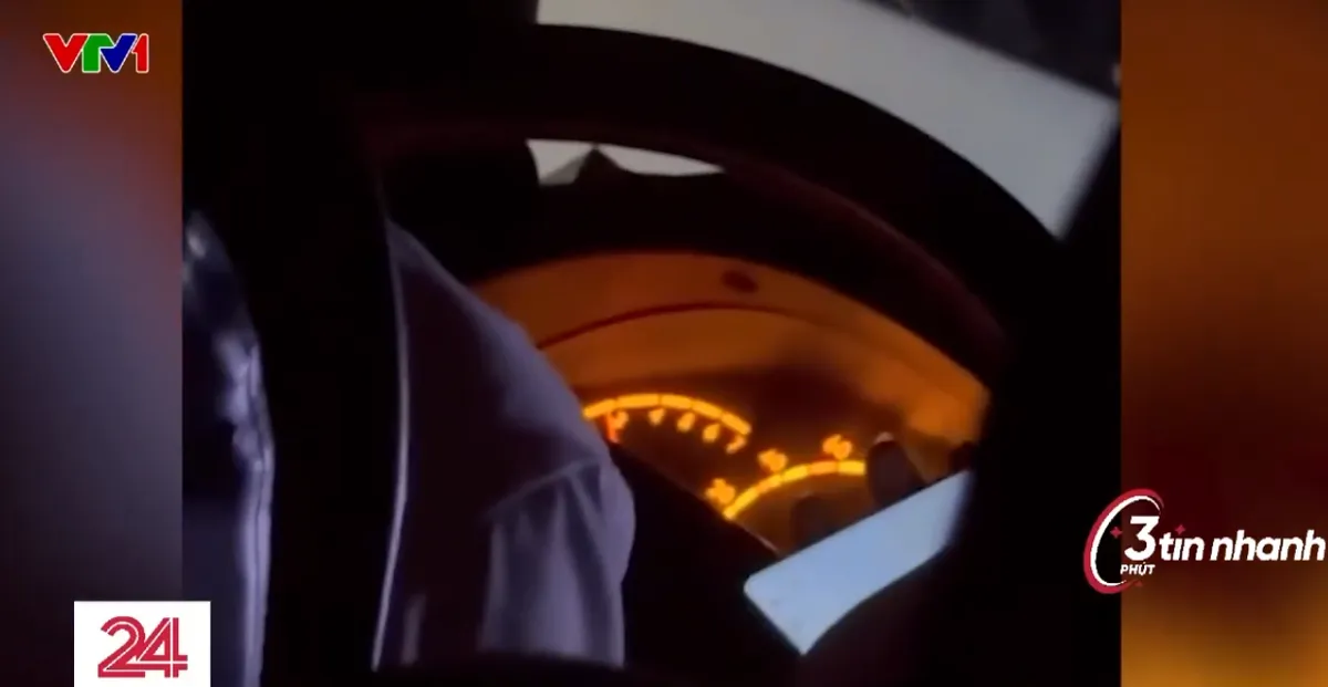Tài xế xe khách chạy 100 km/h vẫn cầm điện thoại nhắn tin - Ảnh 1.