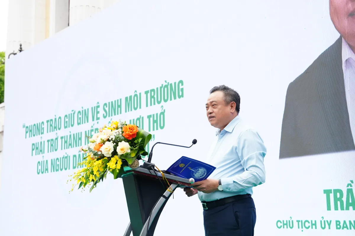 Hà Nội vận hành xe phun sương dập bụi hiện đại tại 4 quận nội thành - Ảnh 1.