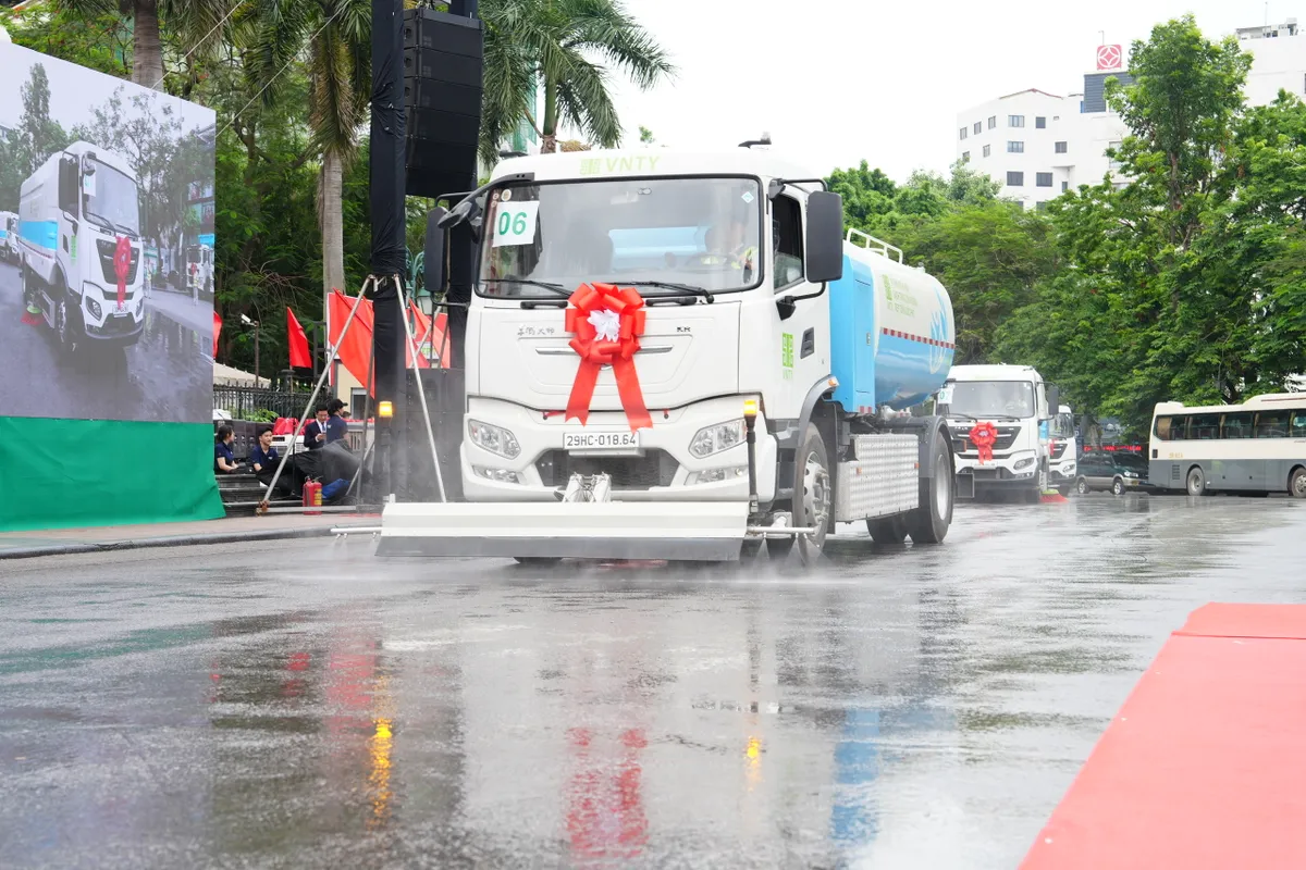 Hà Nội vận hành xe phun sương dập bụi hiện đại tại 4 quận nội thành - Ảnh 2.
