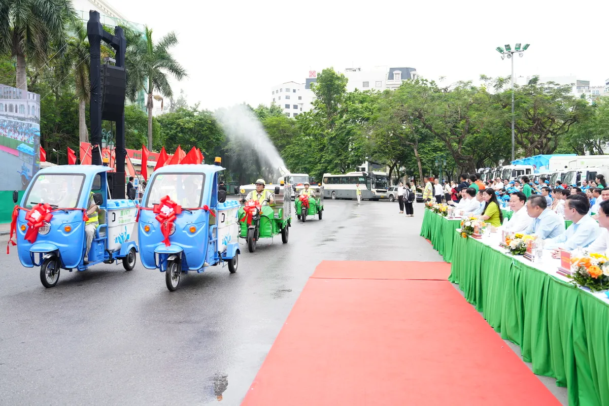 Hà Nội vận hành xe phun sương dập bụi hiện đại tại 4 quận nội thành - Ảnh 3.
