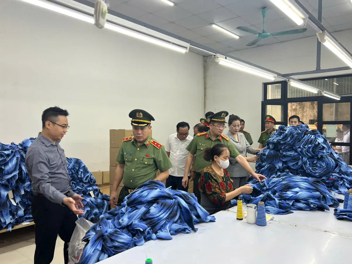 Giám đốc Công an TP Hà Nội kiểm tra công tác chống hàng giả tại xã La Phù - Ảnh 1. Giám đốc Công an TP Hà Nội kiểm tra công tác chống hàng giả tại xã La Phù - Ảnh 1.