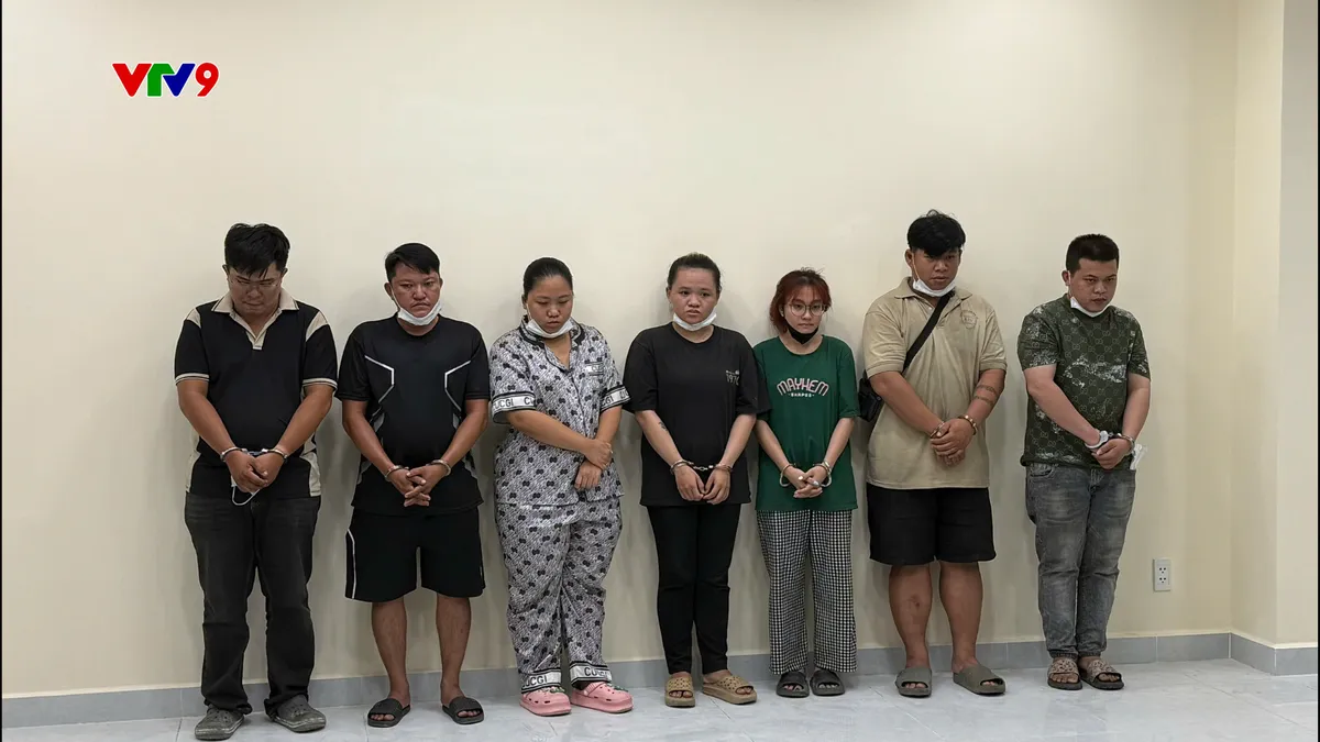 Triệt phá đường dây nước hoa giả khủng: Hơn 10.000 chai bị thu giữ, hé lộ thủ đoạn tinh vi Triệt phá đường dây nước hoa giả khủng: Hơn 10.000 chai bị thu giữ, hé lộ thủ đoạn tinh vi