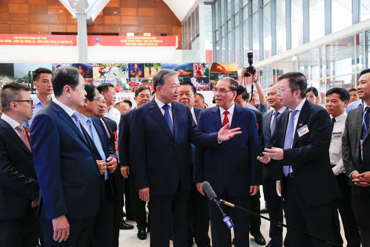Tổng Bí thư Tô Lâm tới thăm gian hàng VTV tại Hội báo Toàn quốc năm 2025  - Ảnh 1.