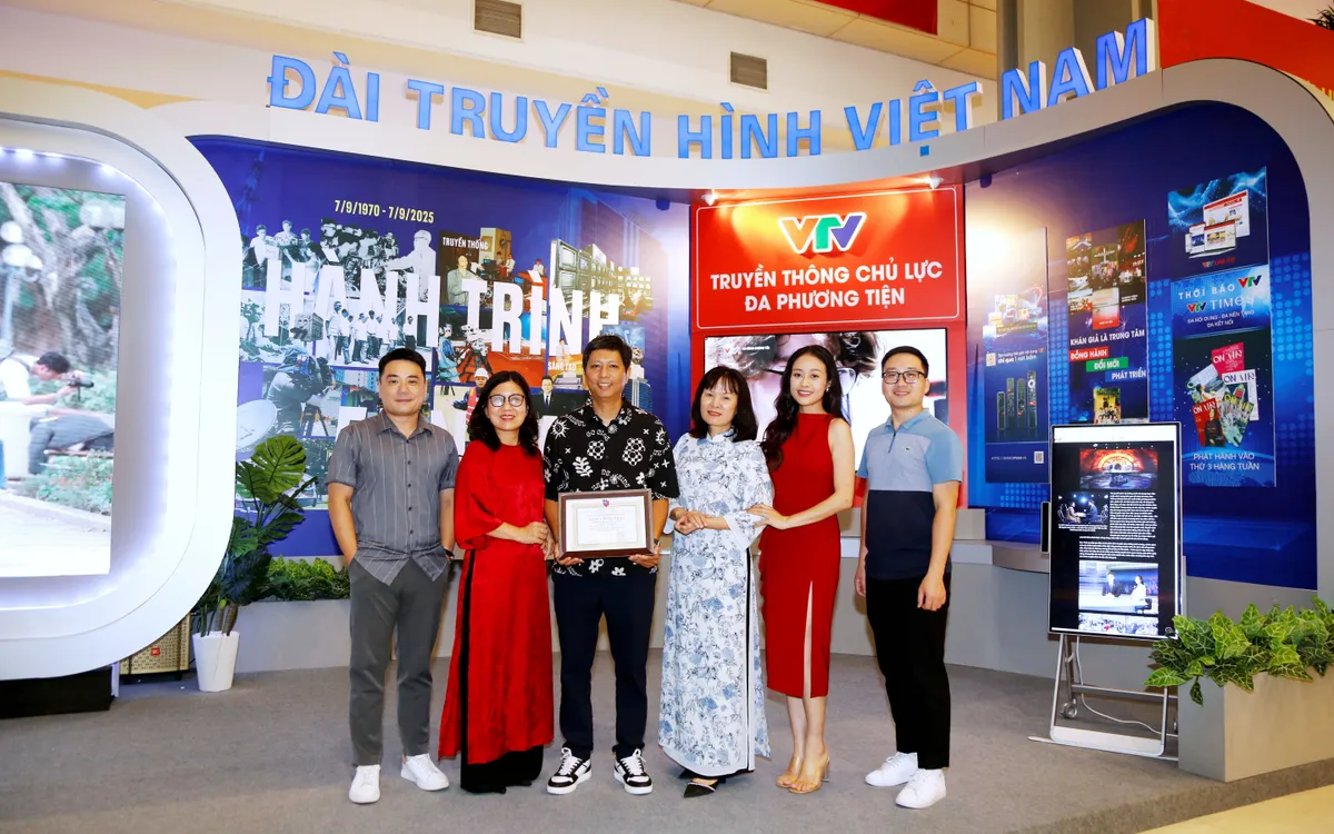 Ekip Cầu truyền hình: Vang mãi khúc khải hoàn nhận giải A Sản phẩm báo chí ấn tượng tại Hội báo toàn quốc 2025 