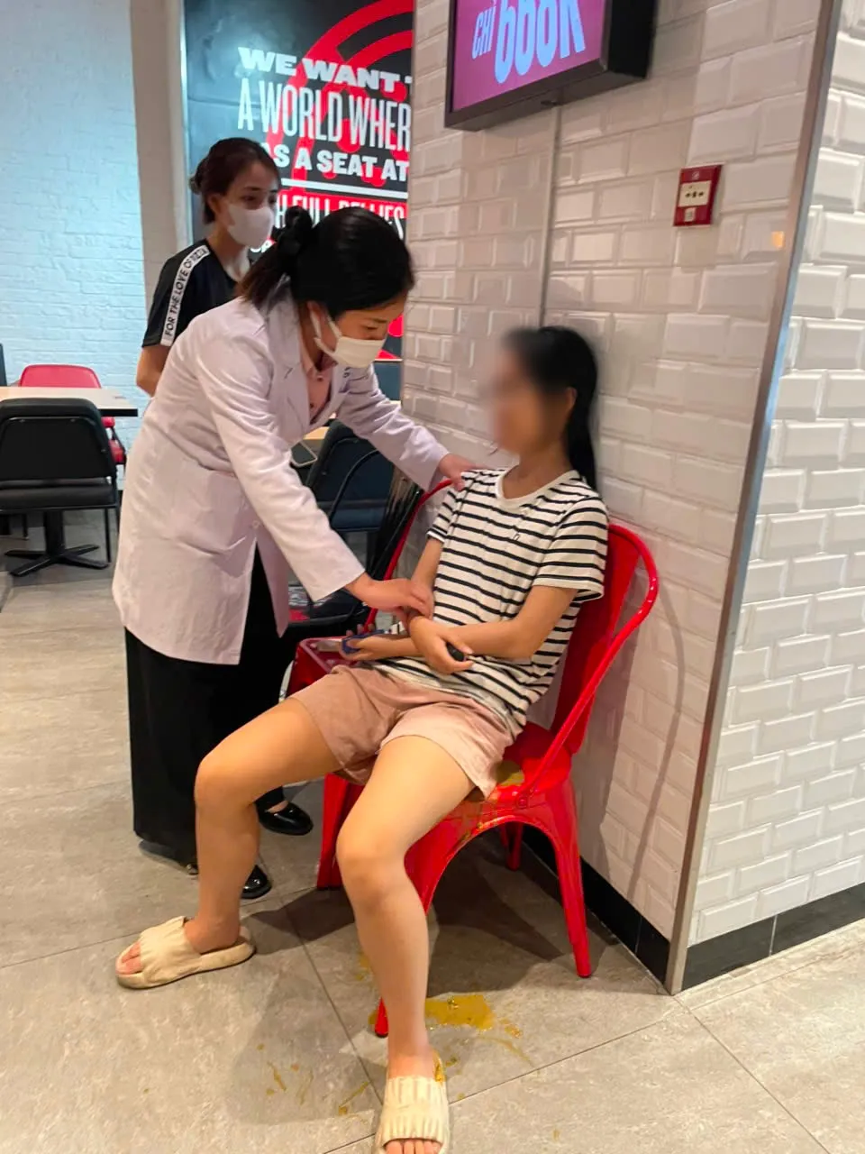 Long Châu lại tiếp tục kịp thời cứu người khỏi cơn nguy kịch- Ảnh 1. Long Châu lại tiếp tục kịp thời cứu người khỏi cơn nguy kịch- Ảnh 1.