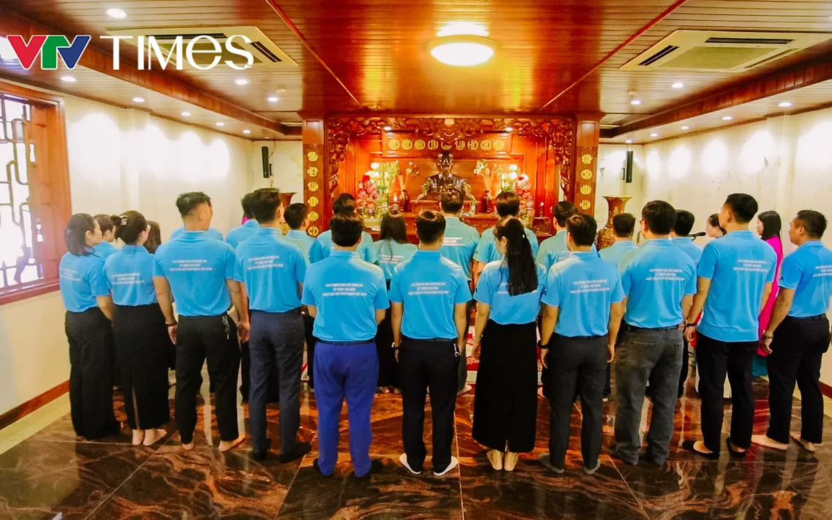 CLB Tennis Báo chí Nghệ An tổ chức dâng hương tưởng nhớ Nhà báo Cách mạng lỗi lạc - Chủ tịch Hồ Chí Minh nhân dịp kỷ niệm 100 năm Ngày Báo chí Cách mạng Việt Nam. CLB Tennis Báo chí Nghệ An tổ chức dâng hương tưởng nhớ Nhà báo Cách mạng lỗi lạc - Chủ tịch Hồ Chí Minh nhân dịp kỷ niệm 100 năm Ngày Báo chí Cách mạng Việt Nam.