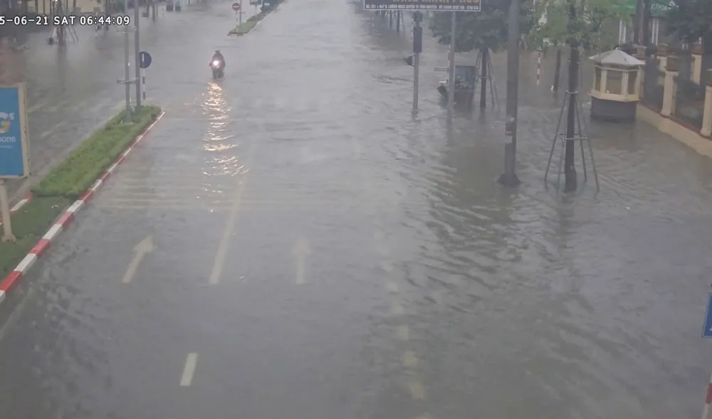 Mưa lớn gây ngập úng diện rộng tại Thái Nguyên, giao thông tê liệt - Ảnh 1.