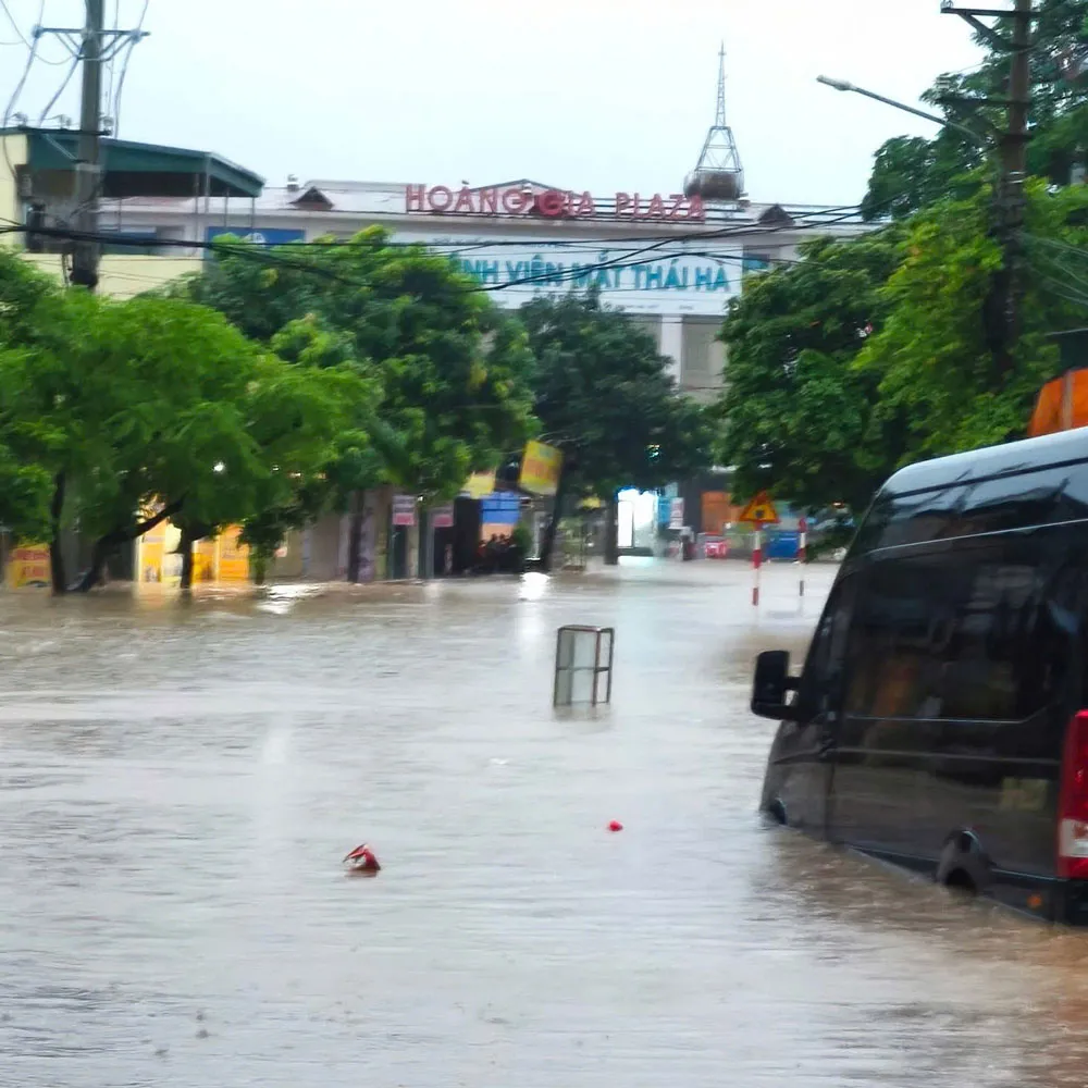 Mưa lớn gây ngập úng diện rộng tại Thái Nguyên, giao thông tê liệt - Ảnh 2.