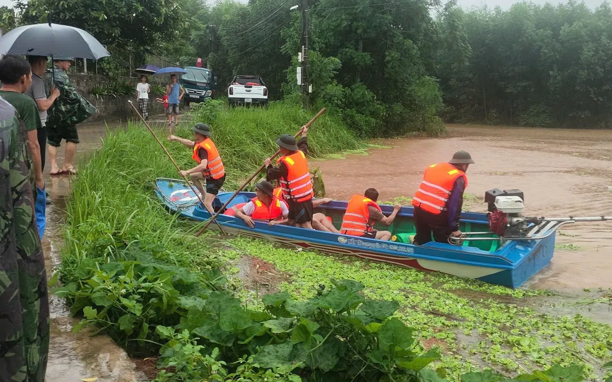 Lực lượng Công an Thái Nguyên ứng phó khẩn cấp với mưa lũ, ngập lụt diện rộng.
