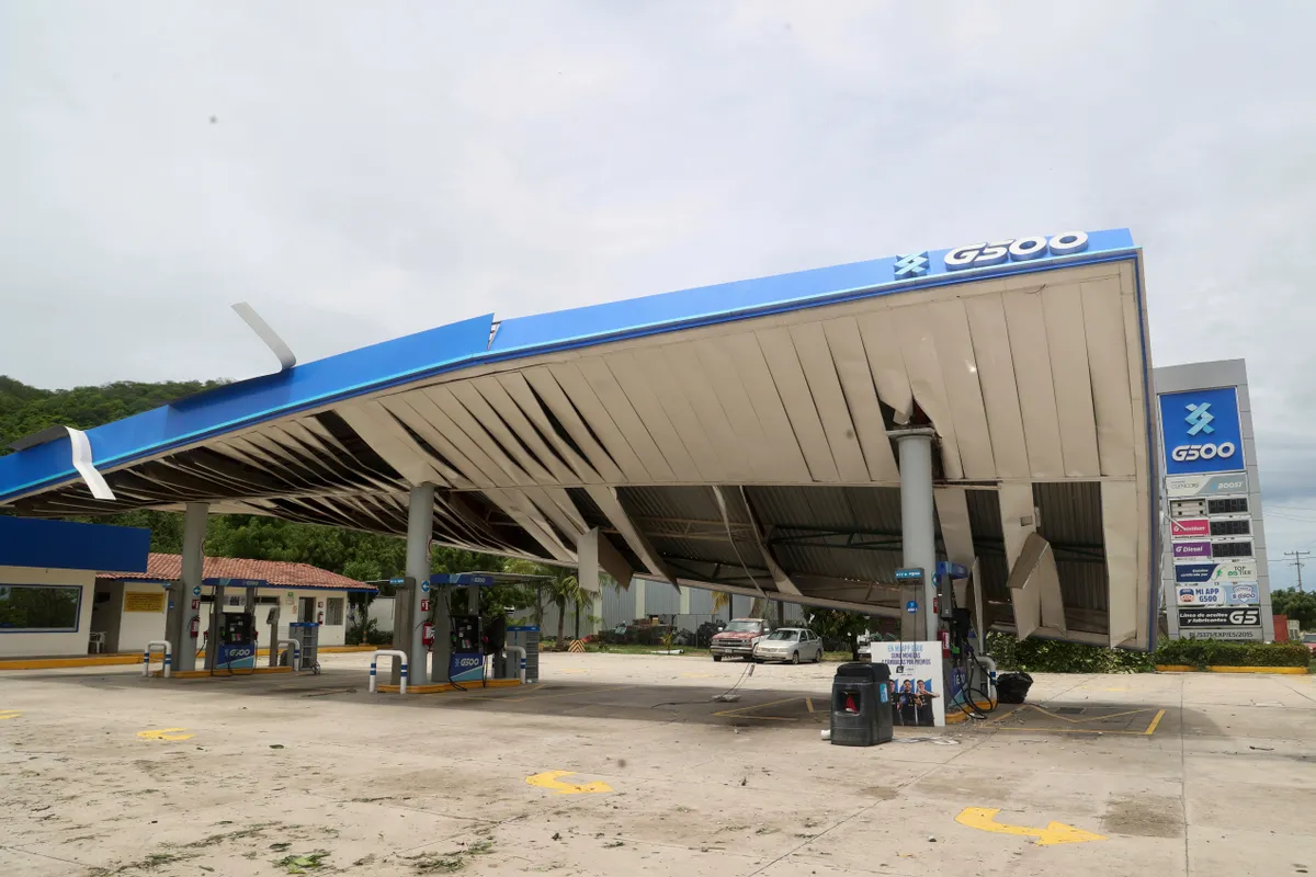 Bão Erick di chuyển khỏi bờ biển Mexico, ít nhất 2 người tử vong- Ảnh 1.