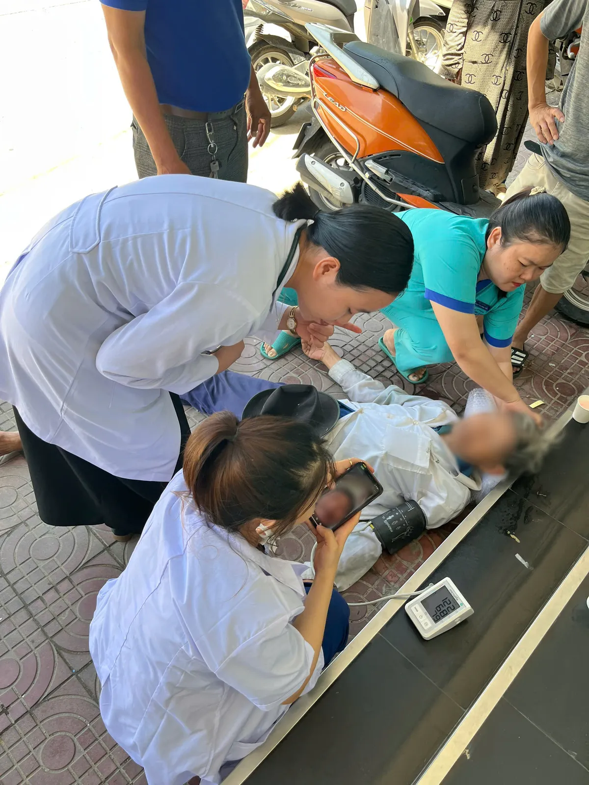 Long Châu lại tiếp tục kịp thời cứu người khỏi cơn nguy kịch- Ảnh 3. Long Châu lại tiếp tục kịp thời cứu người khỏi cơn nguy kịch- Ảnh 3.