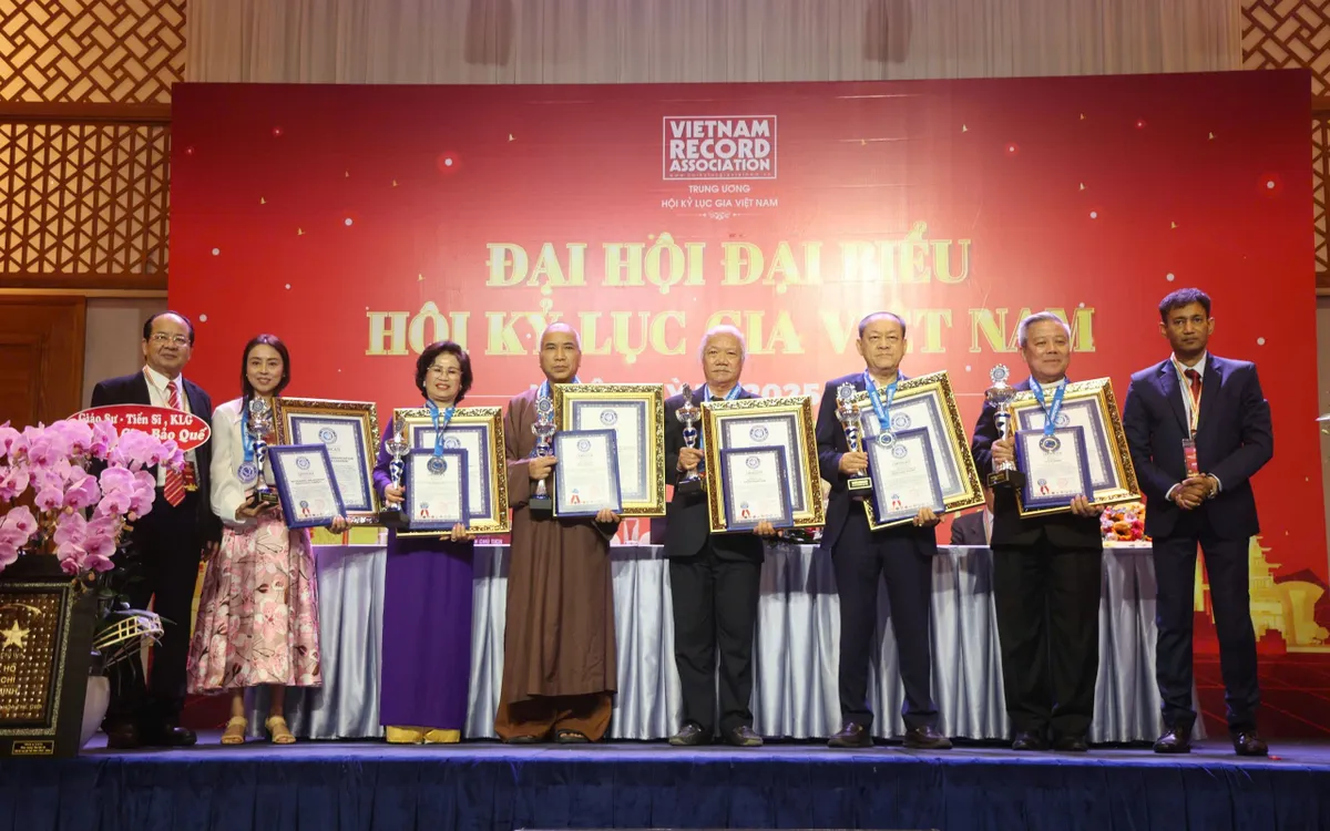 Vinh danh và trao tặng nhiều kỷ lục mới đến các cá nhân, tổ chức tại Việt Nam. Vinh danh và trao tặng nhiều kỷ lục mới đến các cá nhân, tổ chức tại Việt Nam.