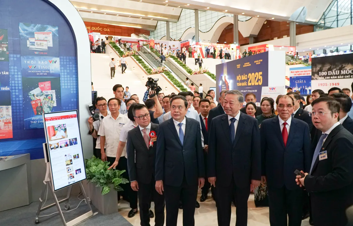 Tổng Bí thư Tô Lâm tới thăm gian hàng VTV tại Hội báo Toàn quốc năm 2025 - Ảnh 3.