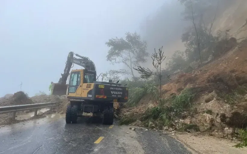 Công ty cổ phần quản lý và xây dựng cầu đường 3 Lai Châu triển khai máy móc, phương tiện để khắc phục sạt lở. (Ảnh: TTXVN) Công ty cổ phần quản lý và xây dựng cầu đường 3 Lai Châu triển khai máy móc, phương tiện để khắc phục sạt lở. (Ảnh: TTXVN)