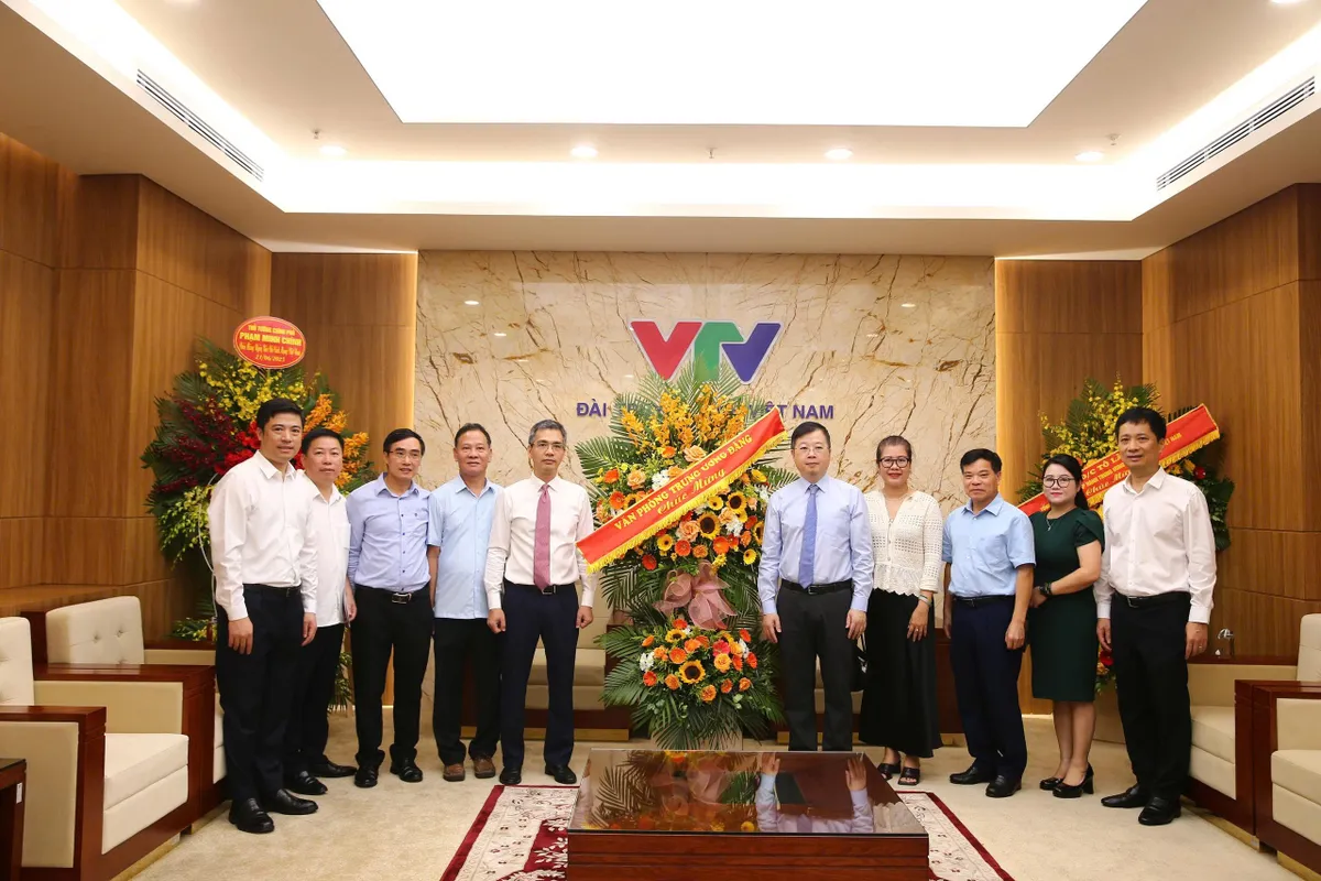 Lãnh đạo Đảng, Nhà nước gửi hoa chúc mừng Đài THVN nhân kỷ niệm 100 năm Ngày Báo chí Cách mạng Việt Nam - Ảnh 1.