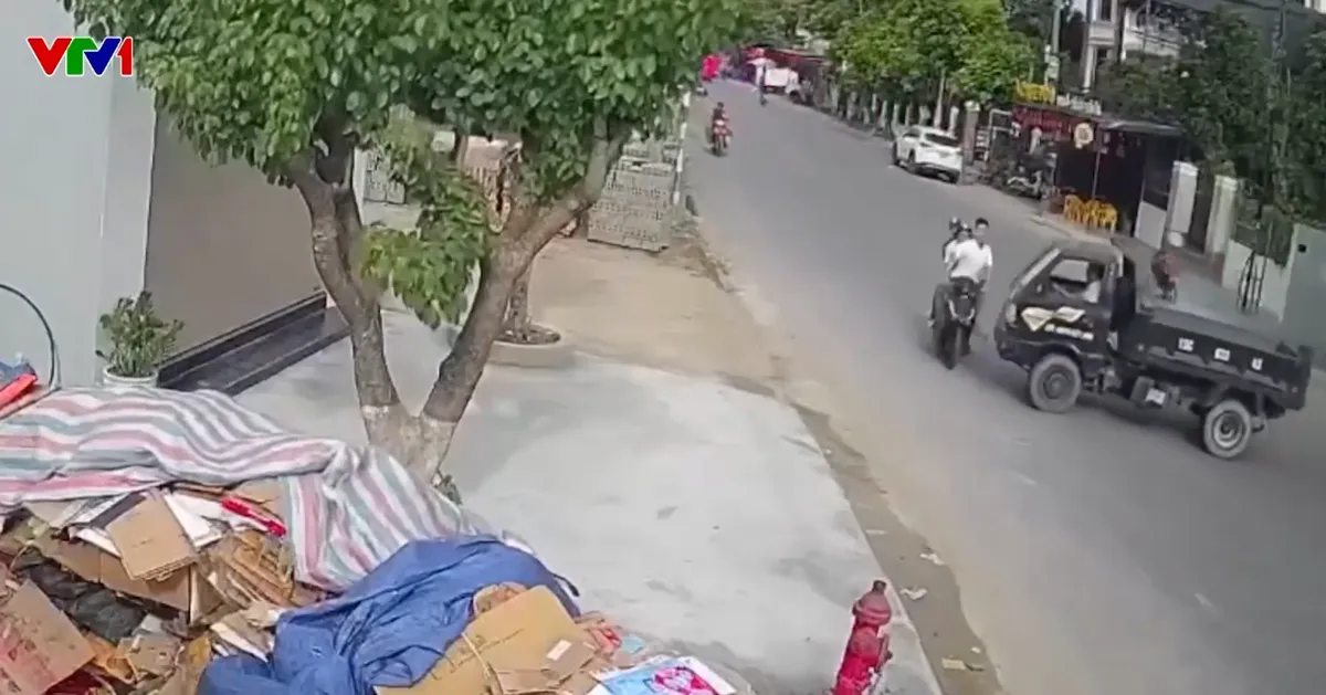 Phóng nhanh, va vào đầu xe tải, 3 người đi xe máy thương vong - Ảnh 1.