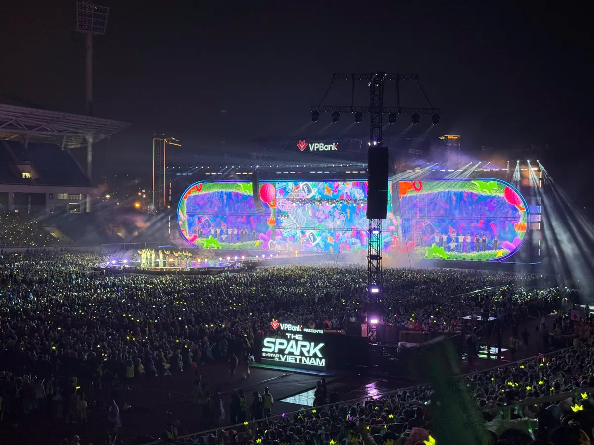 Fan đội mưa kín sân vận động Mỹ Đình, háo hức chờ đợi G-Dragon và dàn sao Hàn Quốc - Ảnh 2.