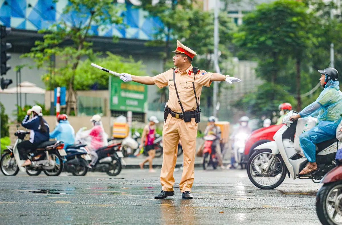 Hà Nội phân làn cứng phương tiện từ 1/7: Đường thông, giao thông bớt "lộn xộn" - Ảnh 1.