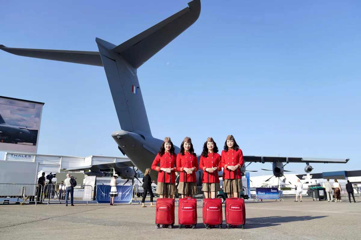 Tiếp viên hàng không Vietjet nổi bật giữa Paris Air Show 2025 - Ảnh 4.