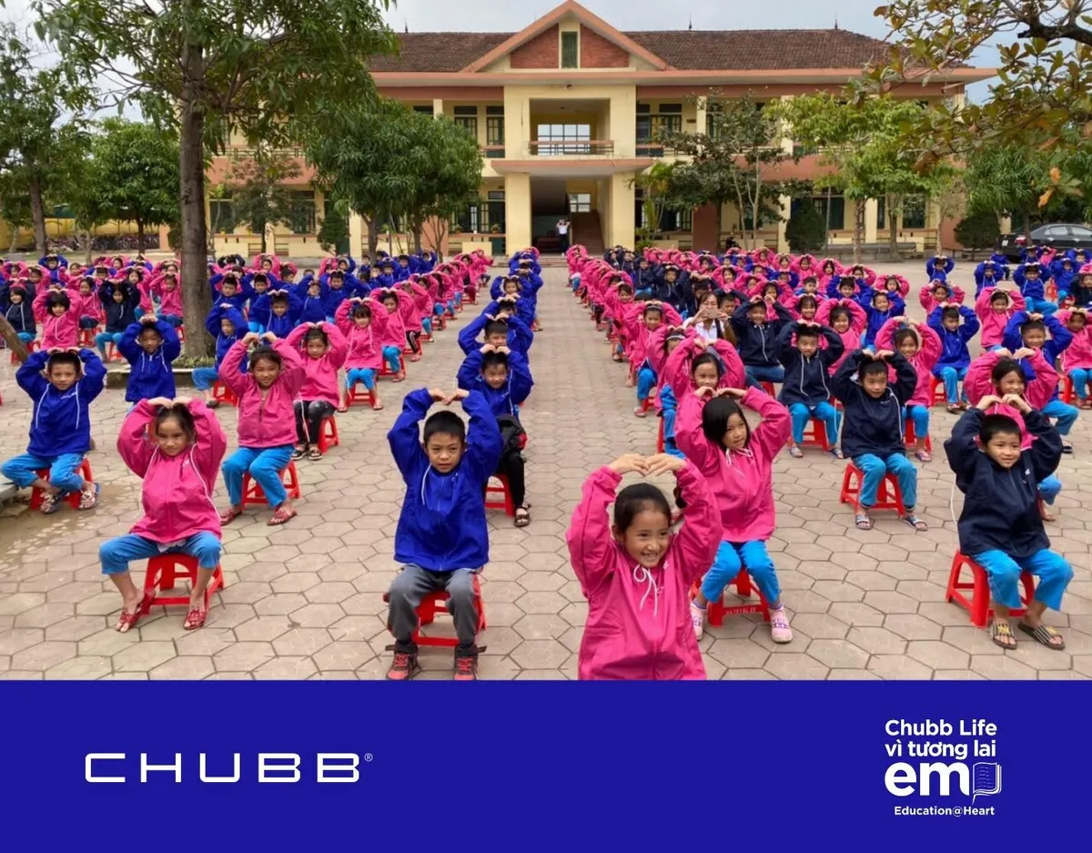 Gần 2.000 suất học bổng được Chubb Life trao tặng trong Th&aacute;ng H&agrave;nh động v&igrave; trẻ em 2025 - Ảnh 4.