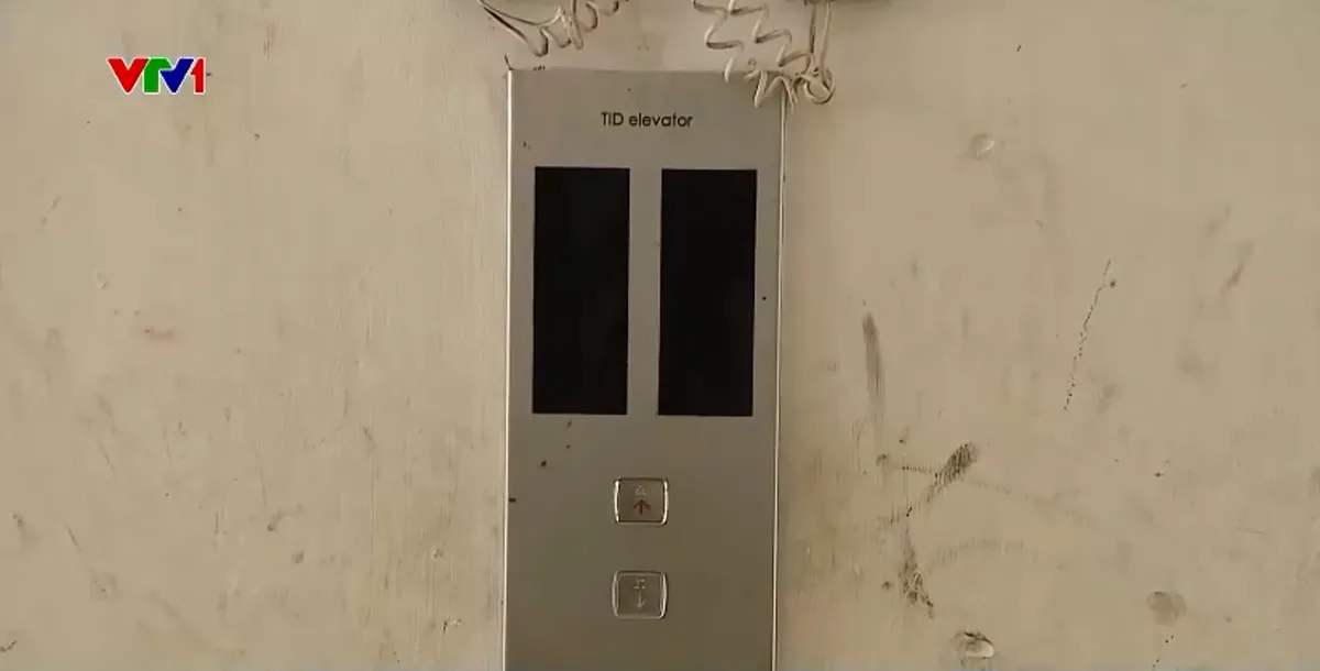 H&agrave; Nội: H&agrave;ng trăm c&ocirc;ng nh&acirc;n khổ sở v&igrave; thang m&aacute;y hỏng suốt gần một th&aacute;ng - Ảnh 2.