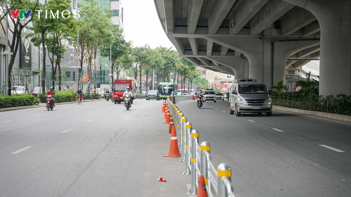 Giao thông trên hai tuyến đường Võ Chí Công và Phạm Văn Đồng thông thoáng ngày đầu tuần - Ảnh 9.