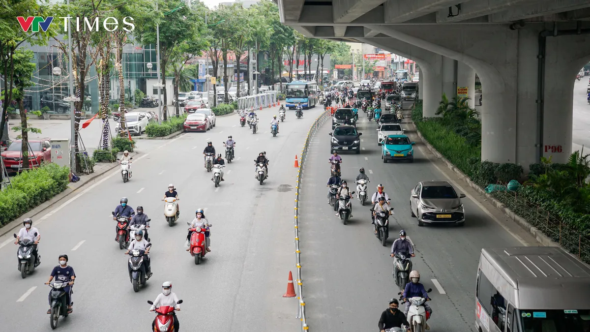 Giao thông trên hai tuyến đường Võ Chí Công và Phạm Văn Đồng thông thoáng ngày đầu tuần - Ảnh 7.
