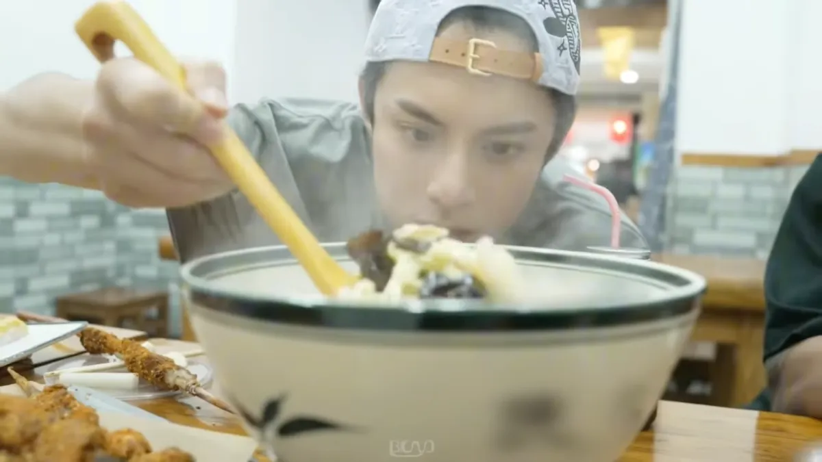 Trưng bày đồ đã dùng của Vương Hạc Đệ để hút khách, quán ăn bị chỉ trích - Ảnh 2.