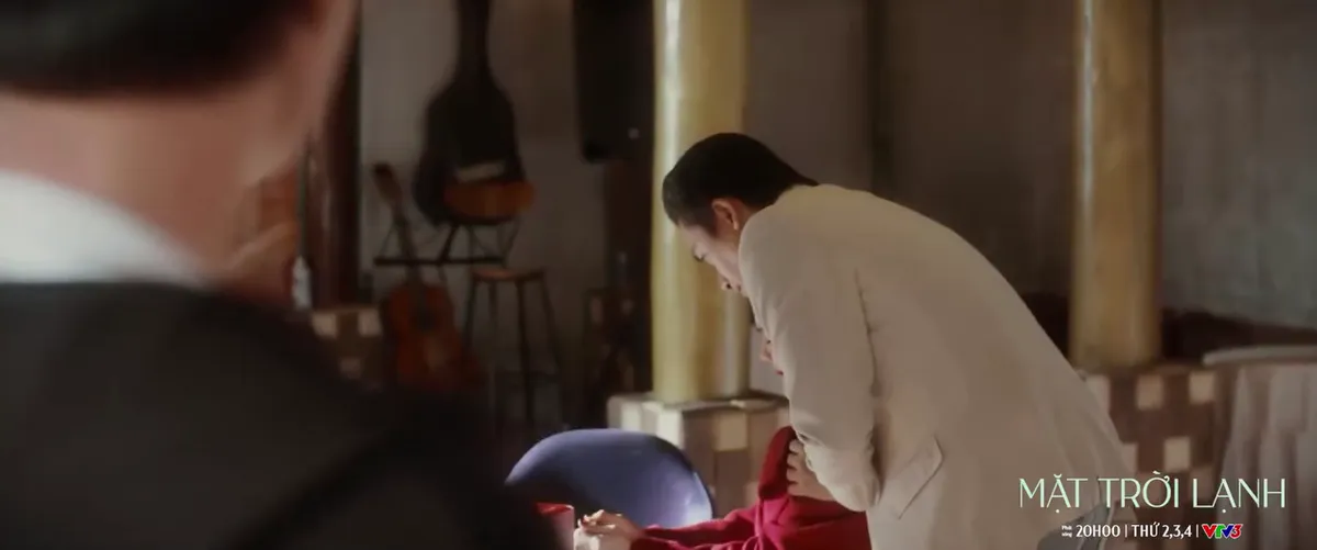 Mặt trời lạnh - Tập 10: Đến thăm Sơn Dương, Lam Anh bị Mai Ly dằn mặt- Ảnh 2.