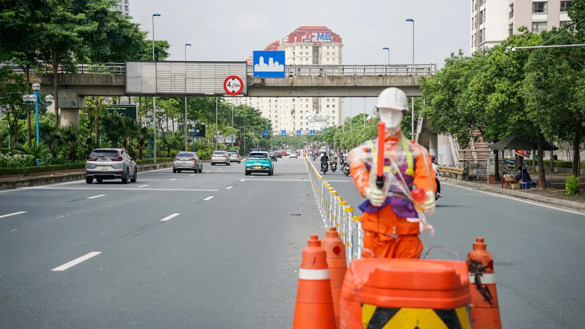 Giao thông trên hai tuyến đường Võ Chí Công và Phạm Văn Đồng thông thoáng ngày đầu tuần - Ảnh 11.
