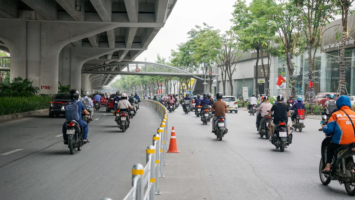 Giao thông trên hai tuyến đường Võ Chí Công và Phạm Văn Đồng thông thoáng ngày đầu tuần - Ảnh 12.
