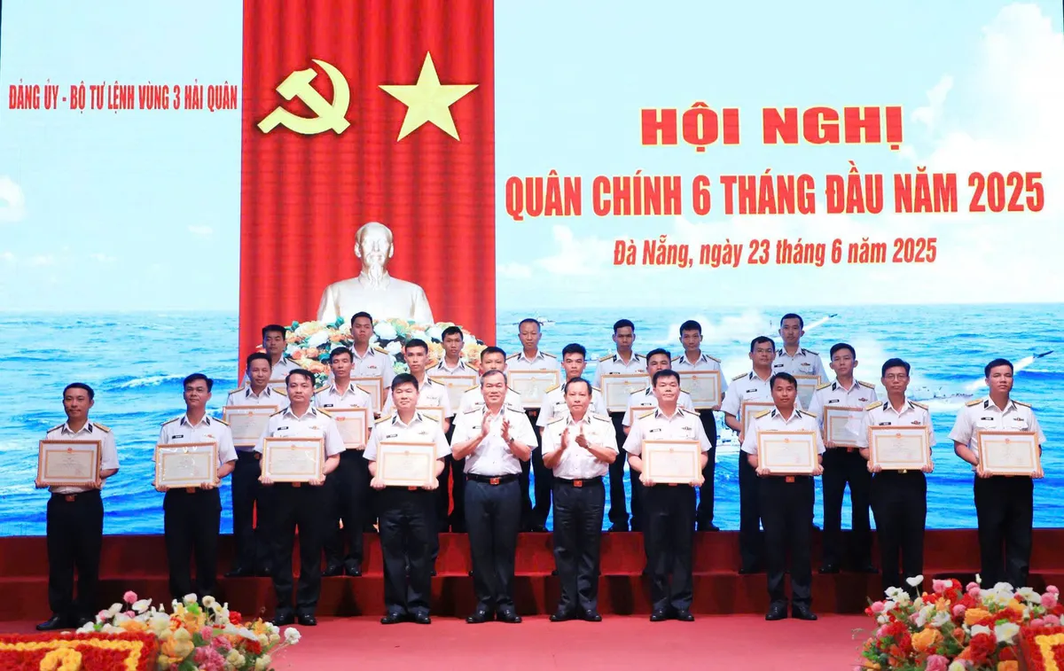 Vùng 3 Hải quân: Không để bị động, bất ngờ, bảo vệ vững chắc chủ quyền vùng biển được phân công. - Ảnh 5.
