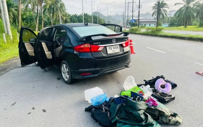 Chiếc ô tô Honda City màu đen, trong đó cảnh sát tìm thấy một quả bom hẹn giờ tự chế (Ảnh: Trung tâm thông tin Phuket) Chiếc ô tô Honda City màu đen, trong đó cảnh sát tìm thấy một quả bom hẹn giờ tự chế (Ảnh: Trung tâm thông tin Phuket)