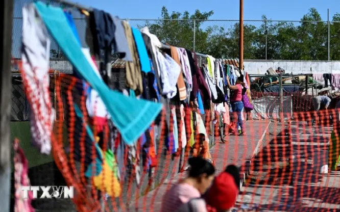 Người di cư tại khu tạm trú ở Reynosa, Tamaulipas, Mexico. (Ảnh: THX/TTXVN) Người di cư tại khu tạm trú ở Reynosa, Tamaulipas, Mexico. (Ảnh: THX/TTXVN)