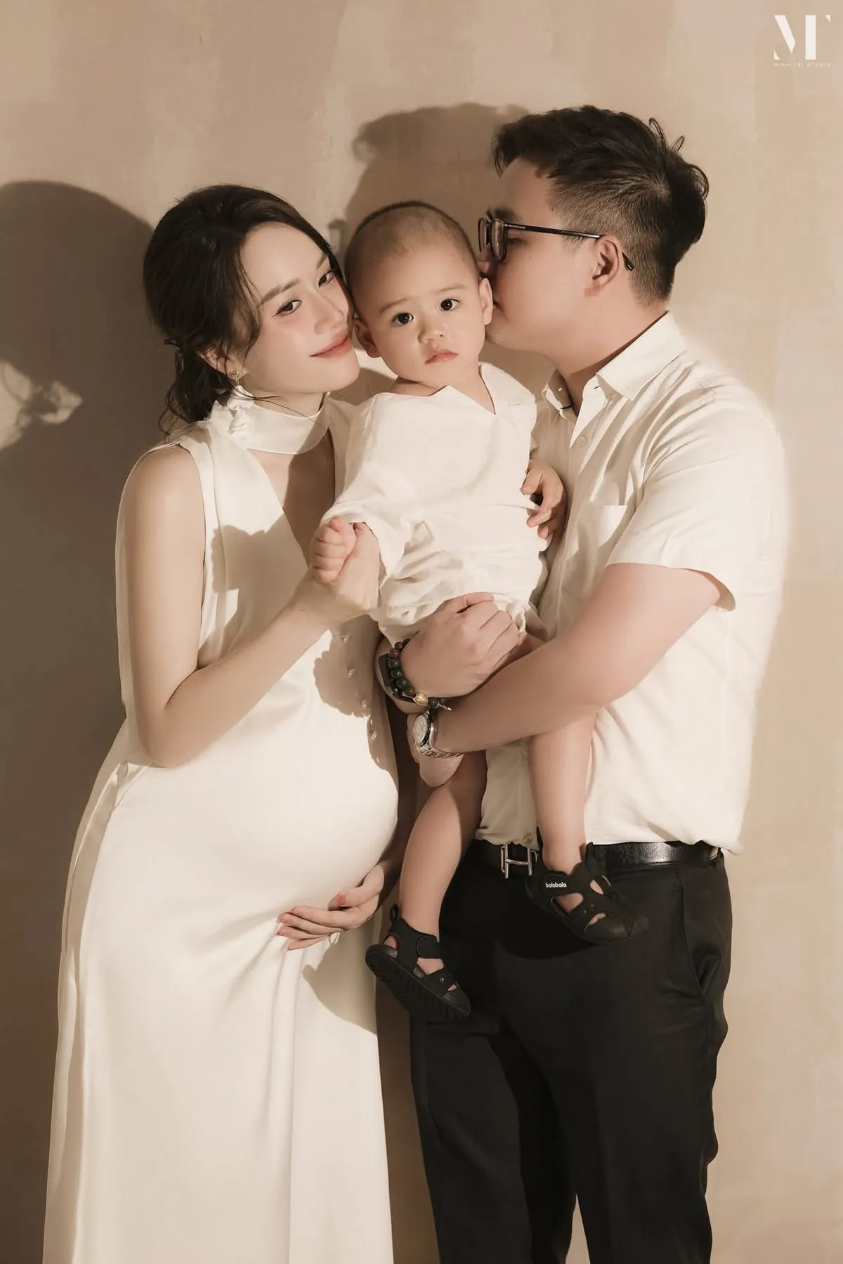 Diva Thanh Lam đ&oacute;n sinh nhật b&ecirc;n chồng, Việt Anh bất ngờ kh&oacute;a trang c&aacute; nh&acirc;n - Ảnh 8.