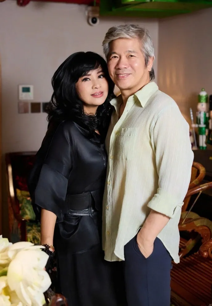 Diva Thanh Lam đ&oacute;n sinh nhật b&ecirc;n chồng, Việt Anh bất ngờ kh&oacute;a trang c&aacute; nh&acirc;n - Ảnh 1.